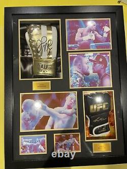 Conor McGregor & Floyd Mayweather Gant de boxe & MMA signé dans une grande vitrine