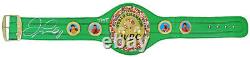 Floyd Mayweather Jr. a signé la ceinture de champion du monde de boxe Green avec TMT -(SS COA)