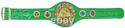 Floyd Mayweather Jr. a signé la ceinture de champion du monde verte de taille réelle avec TMT