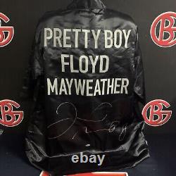 Floyd Mayweather Jr. a signé la robe de couleur noire et argentée de Pretty Boy avec une autographe BAS.