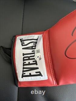 Floyd Mayweather Jr. a signé le gant de boxe Everlast rouge (Becket)