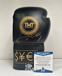 Floyd Mayweather Jr a signé le gant de boxe LH de l'équipe Money Team BAS J05713.