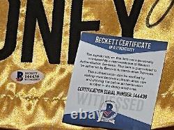 Floyd Mayweather Jr a signé une édition limitée de troncs en or 12 avec certificat d'authenticité Beckett.