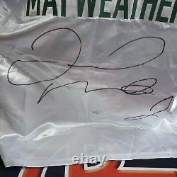 Floyd Mayweather Jr. a signé une robe de boxe verte et blanche autographiée BAS