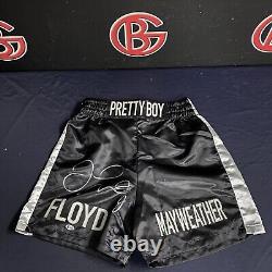 Floyd Mayweather a signé des troncs de boxe noirs et argentés avec l'inscription Beckett