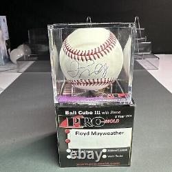 Floyd Mayweather a signé officiellement une balle de baseball MLB avec certificat d'authenticité.