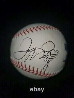 Floyd Mayweather a signé une balle de baseball officielle MLB