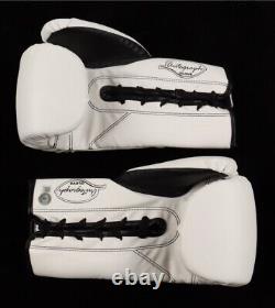 Gant de boxe blanc autographié par Floyd Mayweather Jr de la marque Cleto Reyes