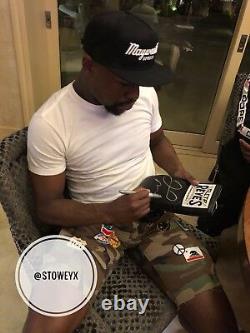 Gant de boxe signé par Floyd Mayweather de la marque Reyes avec preuve photographique de la signature à Las Vegas.