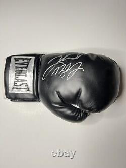 'Le gant de boxe noir Everlast signé par Floyd Mayweather Jr.'
