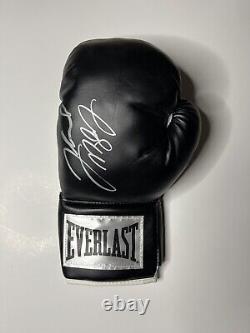 'Le gant de boxe noir Everlast signé par Floyd Mayweather Jr.'