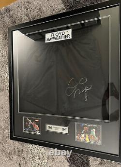 Shorts encadrés autographiés signés par Floyd Mayweather avec un certificat d'authenticité