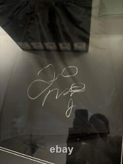 Shorts encadrés autographiés signés par Floyd Mayweather avec un certificat d'authenticité